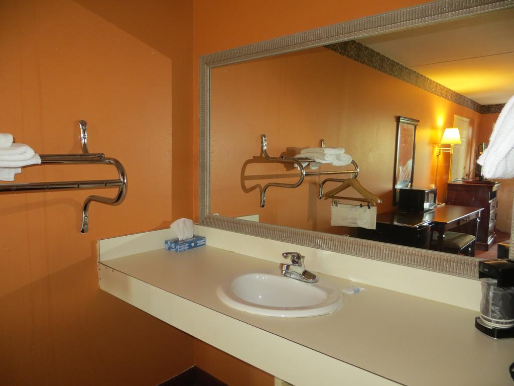 Americas Best Value Inn Ozark Exterior photo